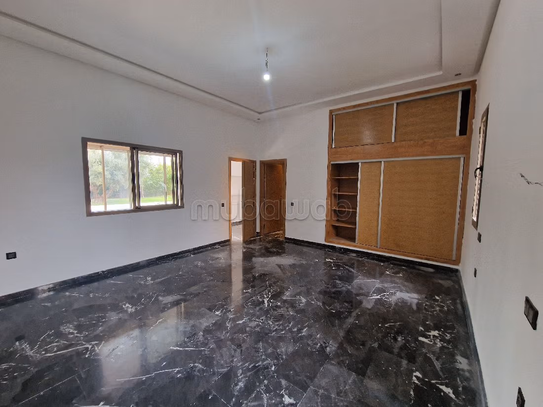 Luxury Villa for sale in Route de Fez. 5 lovely rooms. Large swimming pool, General air conditioning. 