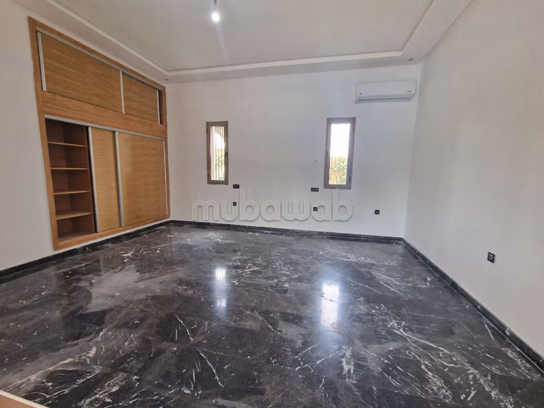 Luxury Villa for sale in Route de Fez. 5 lovely rooms. Large swimming pool, General air conditioning. 