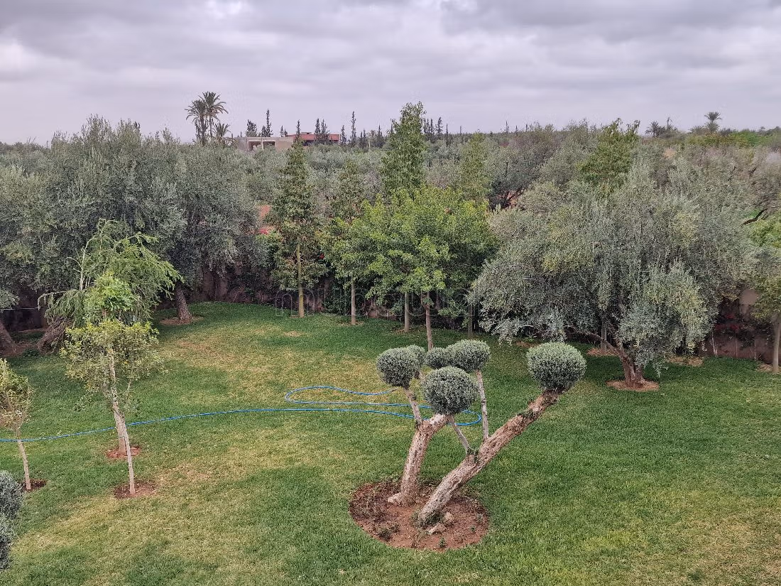 Luxury Villa for sale in Route de Fez. 5 lovely rooms. Large swimming pool, General air conditioning. 