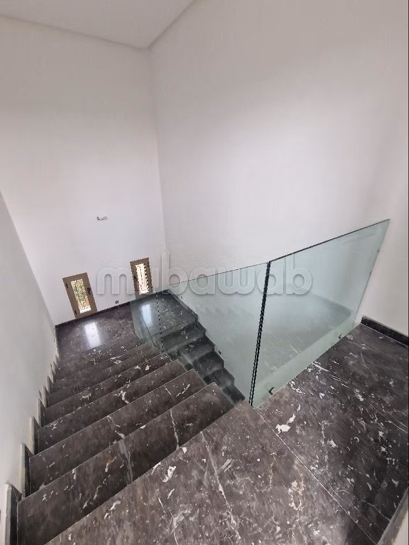 Luxury Villa for sale in Route de Fez. 5 lovely rooms. Large swimming pool, General air conditioning. 