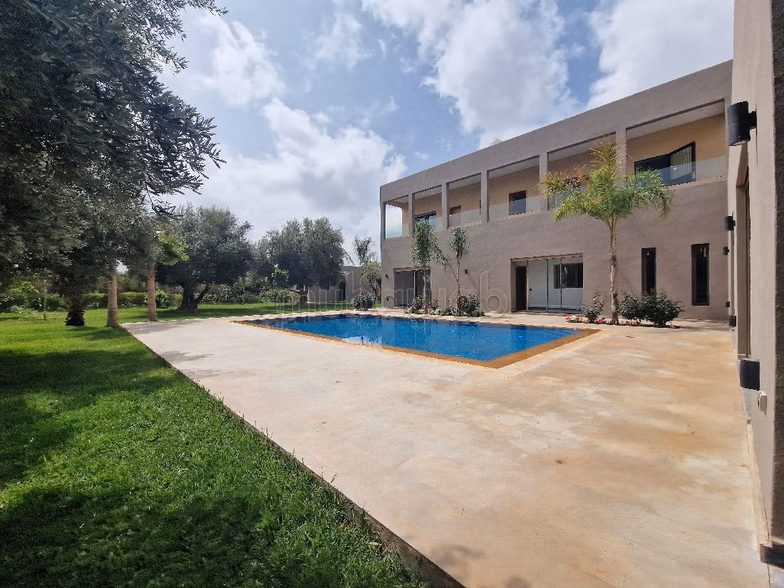 Luxury Villa for sale in Route de Fez. 5 lovely rooms. Large swimming pool, General air conditioning. 