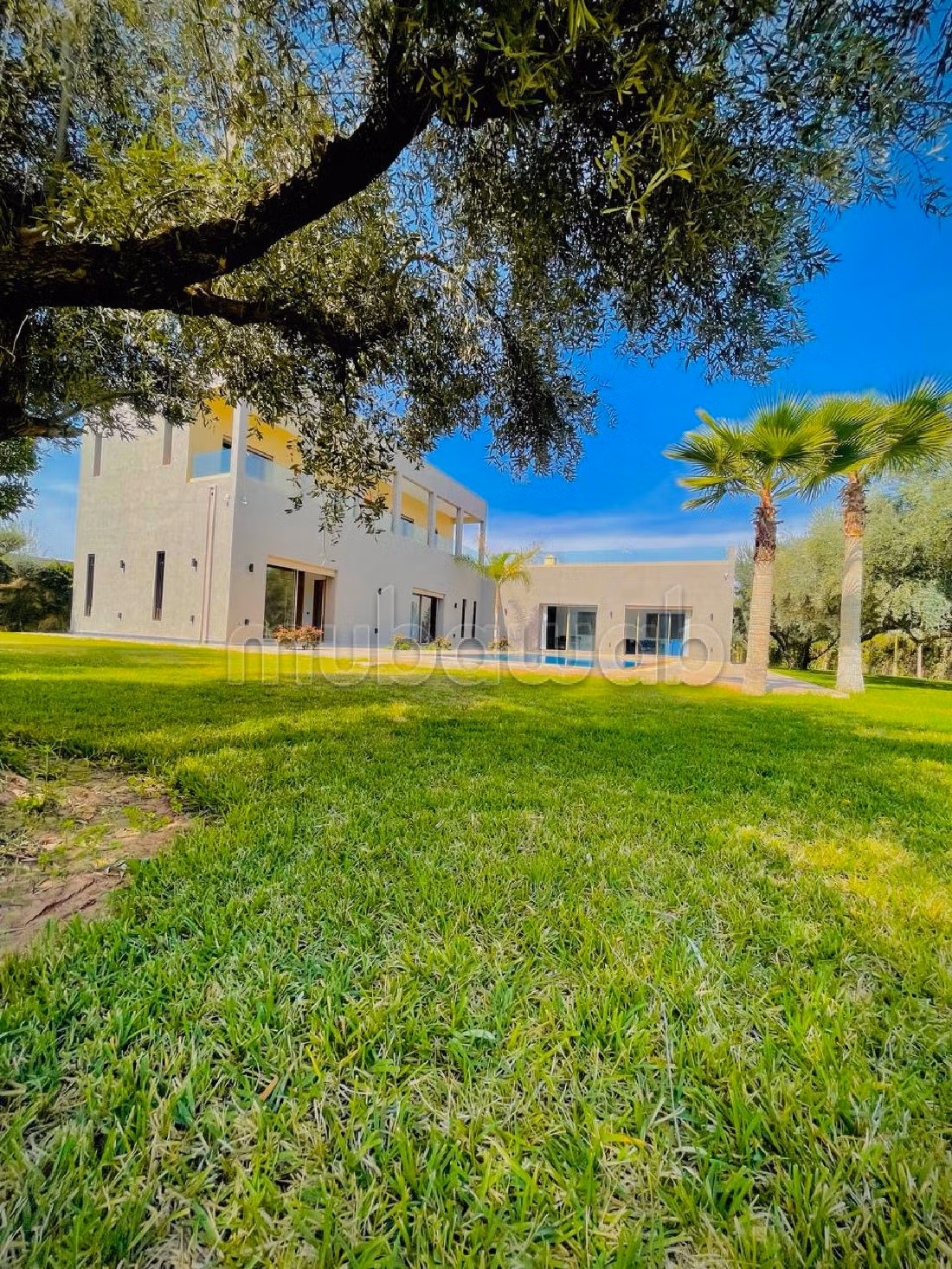 Luxury Villa for sale in Route de Fez. 5 lovely rooms. Large swimming pool, General air conditioning. 