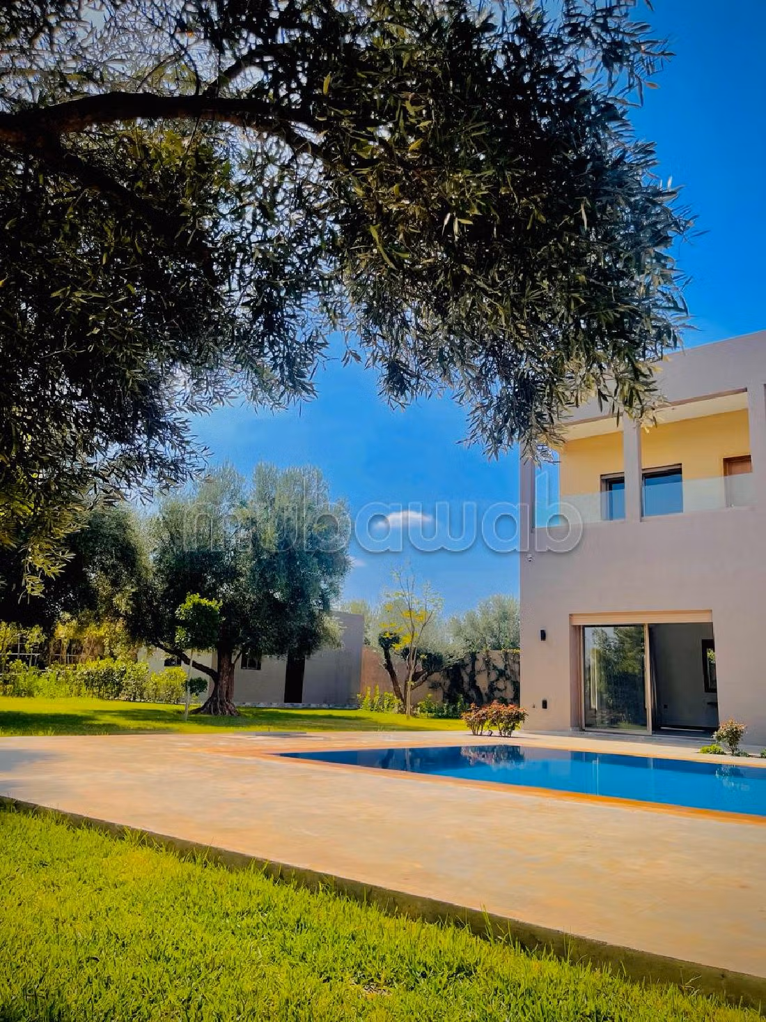 Luxury Villa for sale in Route de Fez. 5 lovely rooms. Large swimming pool, General air conditioning. 