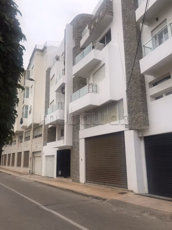 Offices & shops to rent in Wilaya.  395 m². Secured door, Enclosed residence.
