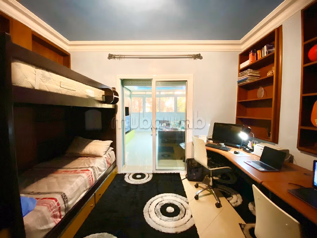 Beautiful apartment for sale in Hermitage. 5 beautiful rooms. Well furnished