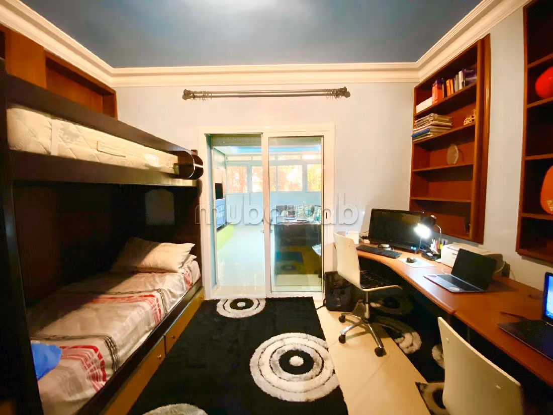 Beautiful apartment for sale in Hermitage. 5 beautiful rooms. Well furnished