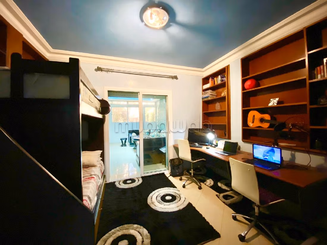 Beautiful apartment for sale in Hermitage. 5 beautiful rooms. Well furnished