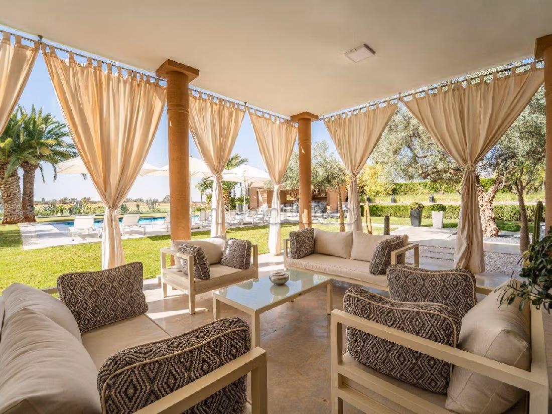 فيلا فاخرة للبيع بطريق امزميز. 7 قطع مريحة. مفروشة. 