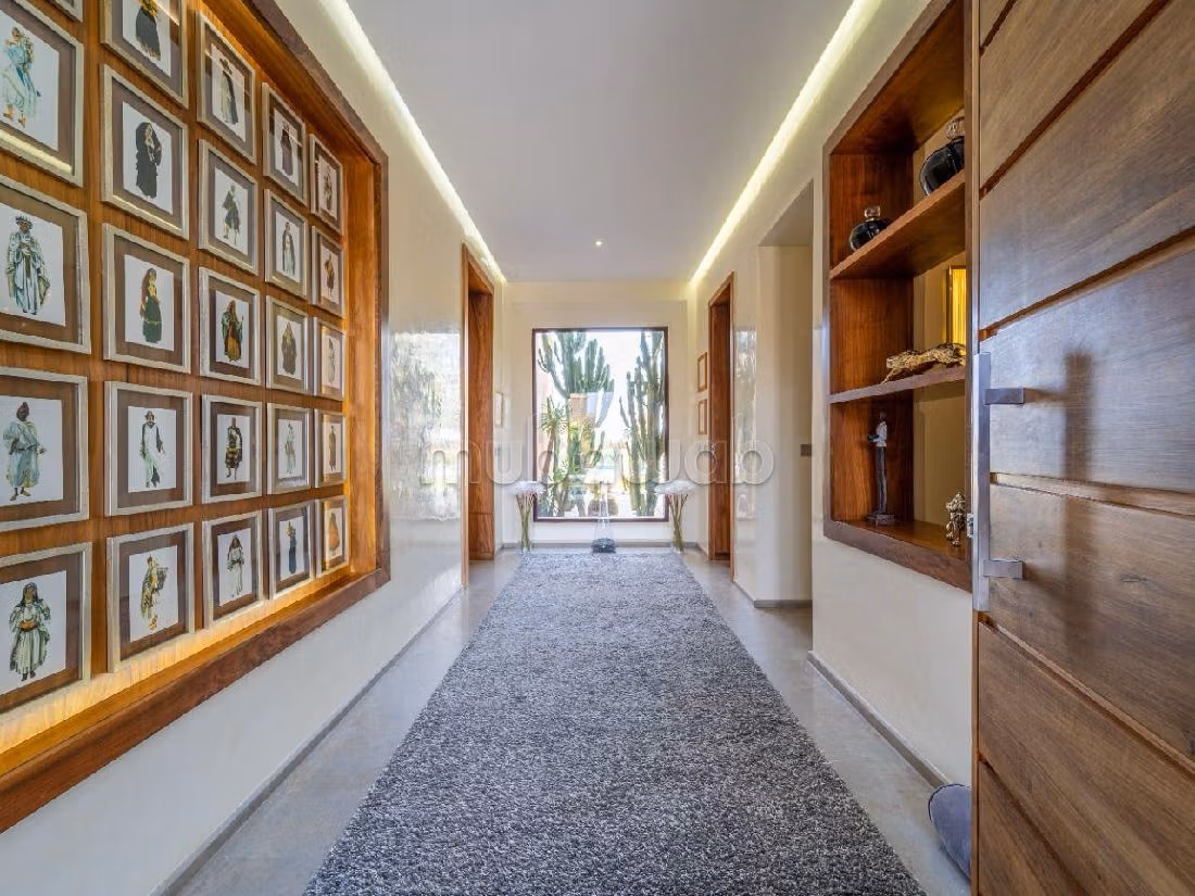 فيلا فاخرة للبيع بطريق امزميز. 7 قطع مريحة. مفروشة. 