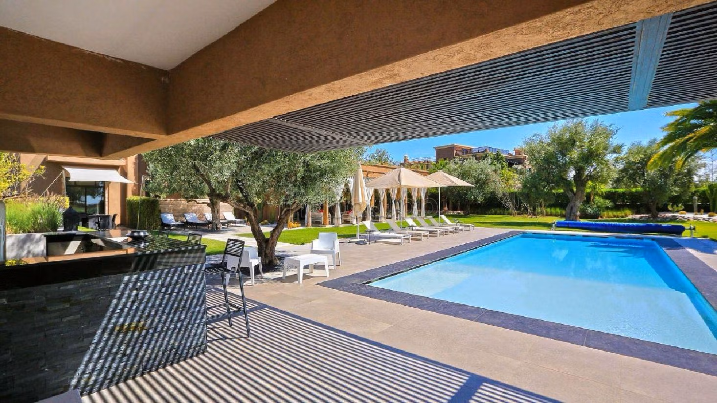 فيلا فاخرة للبيع بطريق امزميز. 7 قطع مريحة. مفروشة. 