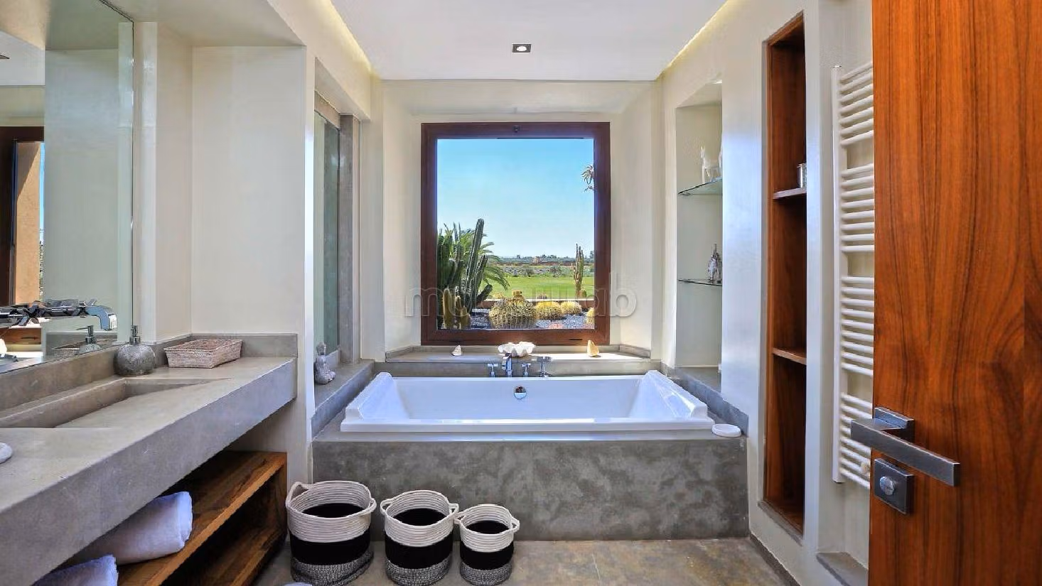 فيلا فاخرة للبيع بطريق امزميز. 7 قطع مريحة. مفروشة. 