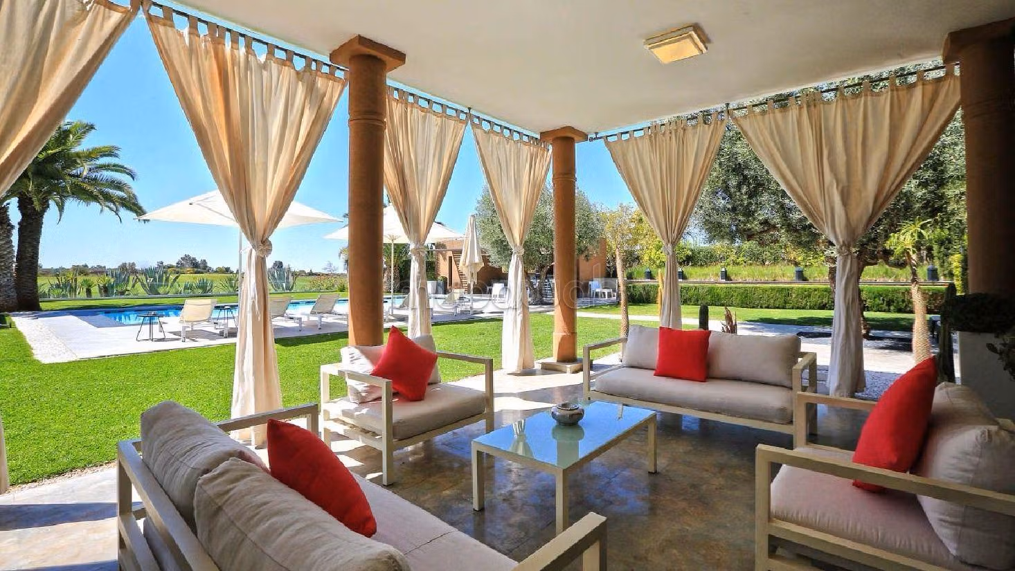 فيلا فاخرة للبيع بطريق امزميز. 7 قطع مريحة. مفروشة. 