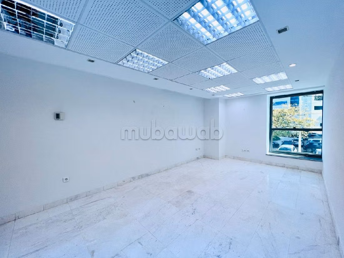 Comodo ufficio in affitto a Les Berges Du Lac 2. Superficie di 160 m². Servizio di concierge e aria condizionata. 