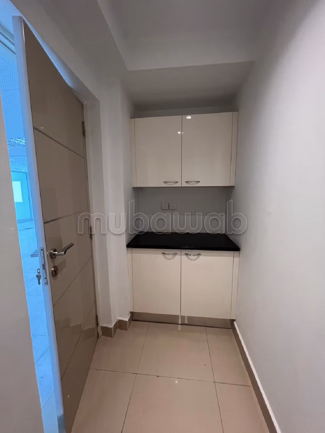 Comodo ufficio in affitto a Les Berges Du Lac 2. Superficie di 160 m². Servizio di concierge e aria condizionata. 