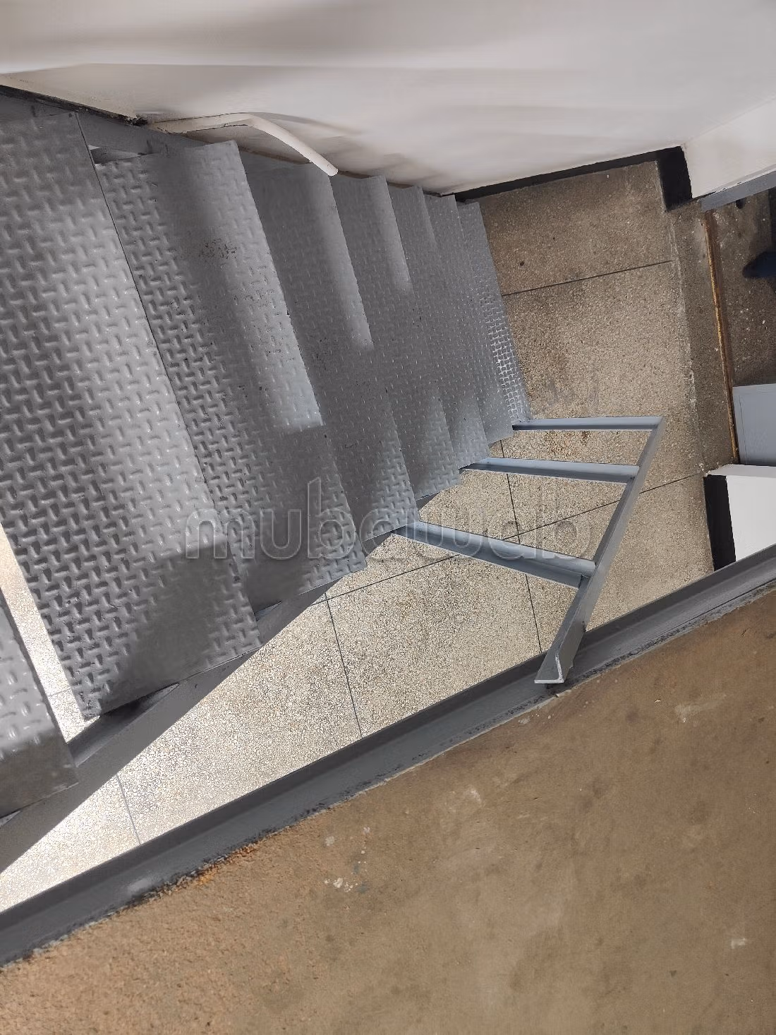 Dépôt pour stockage en location à Belvédère. Surface totale 515 m²