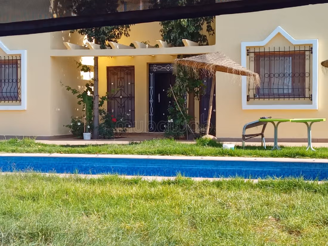 فيلا جميلة للبيع باغمات. المساحة الكلية 1167 م². مفروشة