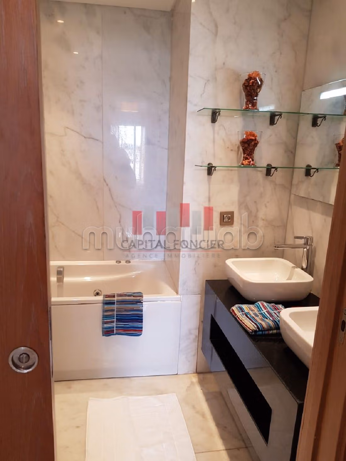 Alquila este piso en Racine. Pequeña superficie 120 m². Ascensor y estacionamiento