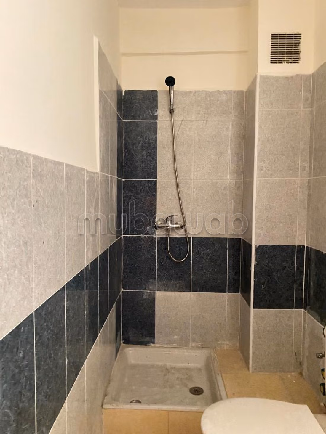 شقة للبيع بدار بوعزة. المساحة الكلية 52 م². شرفة وحديقة