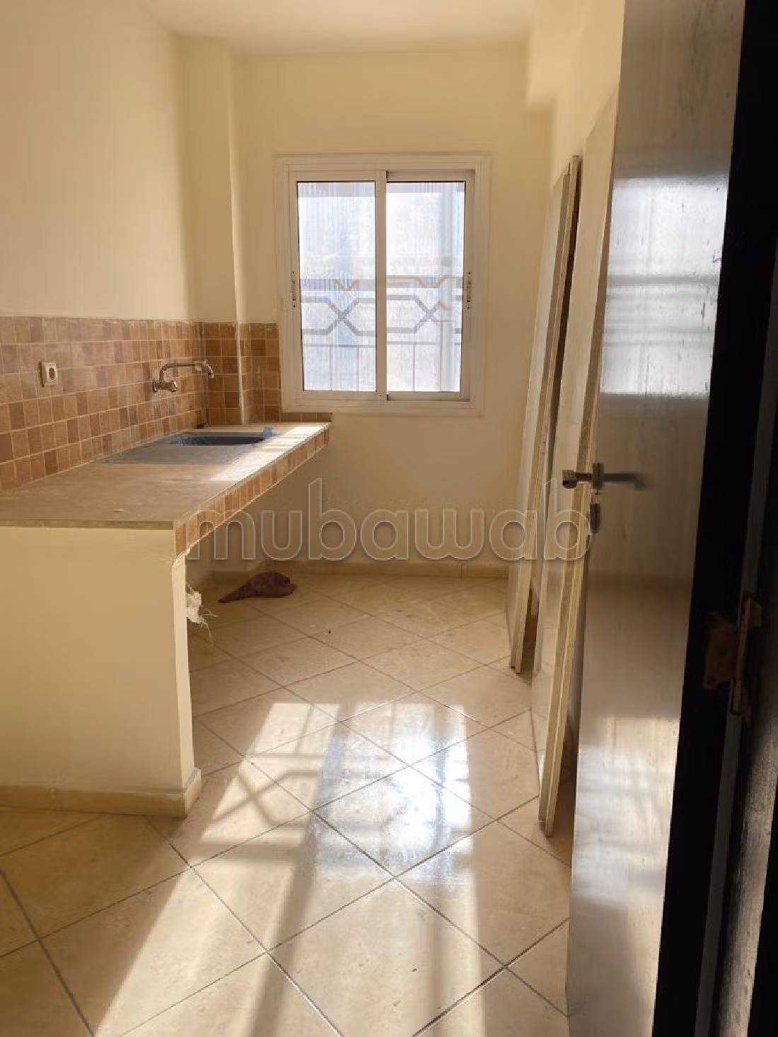 شقة للبيع بدار بوعزة. المساحة الكلية 52 م². شرفة وحديقة