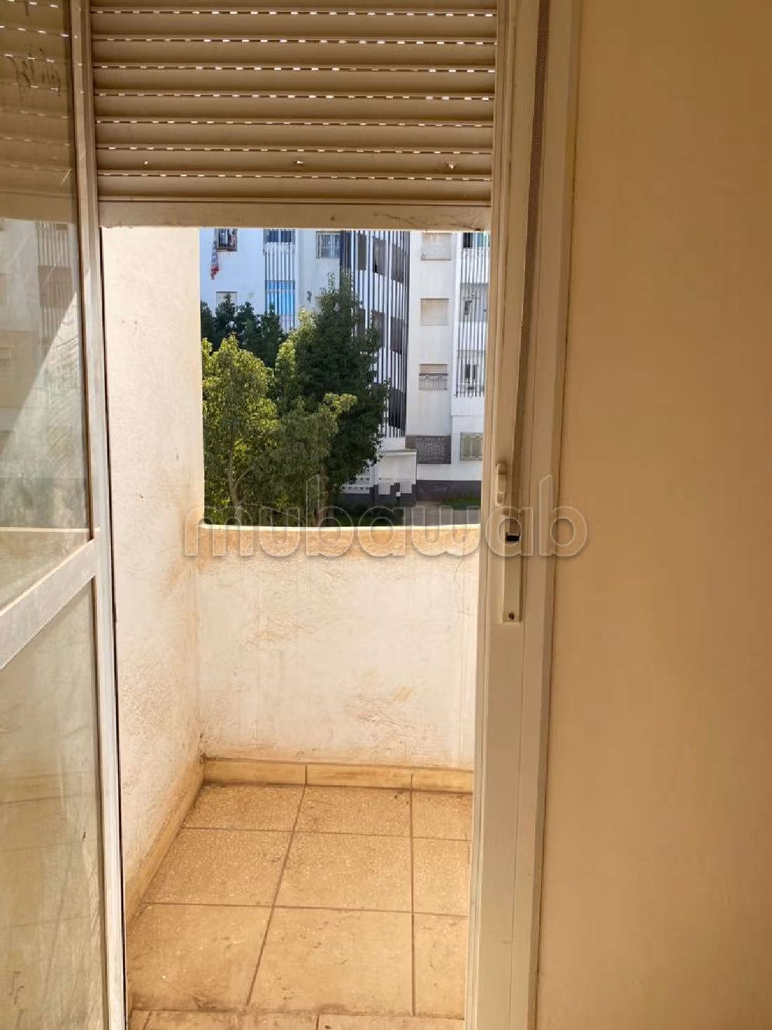 شقة للبيع بدار بوعزة. المساحة الكلية 52 م². شرفة وحديقة