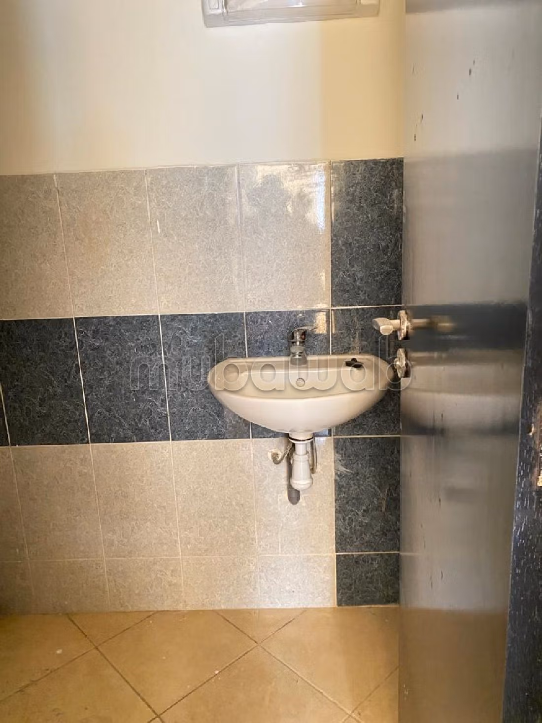 شقة للبيع بدار بوعزة. المساحة الكلية 52 م². شرفة وحديقة