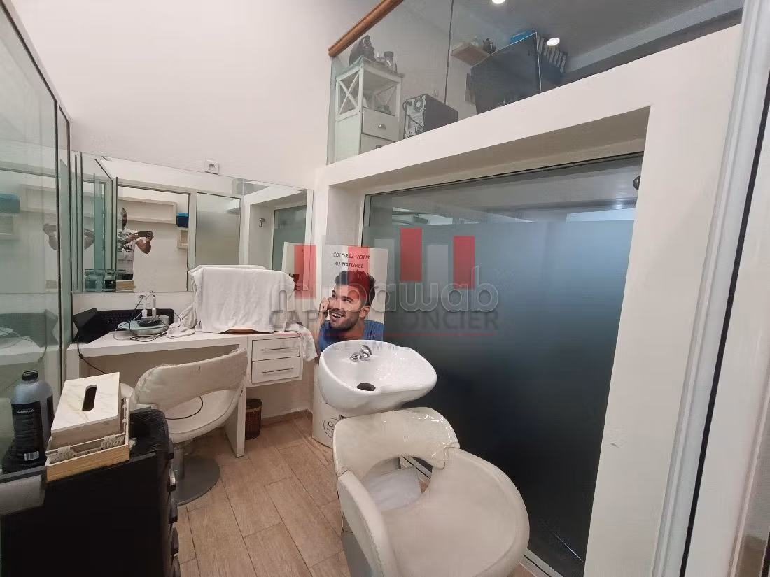 Affitta il locale commerciale perfetto per te a Bourgogne Est. Superficie totale 90 m². 