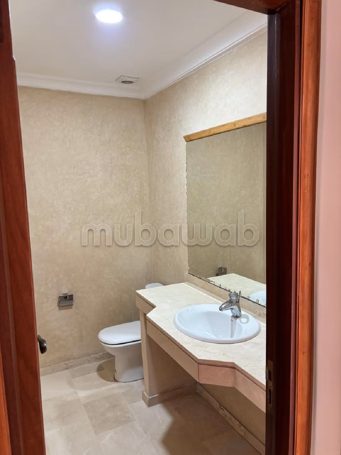 Bel appartement vide à racine