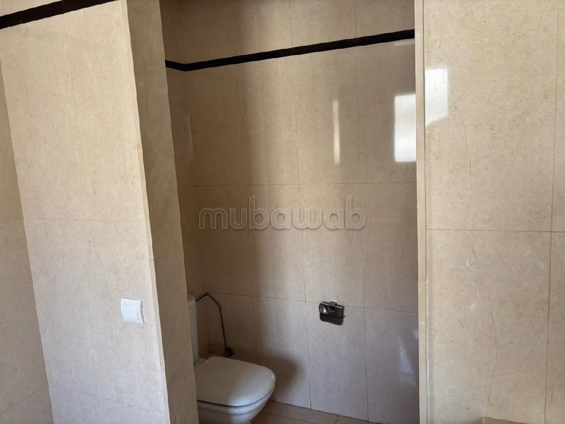 Bel appartement vide à racine