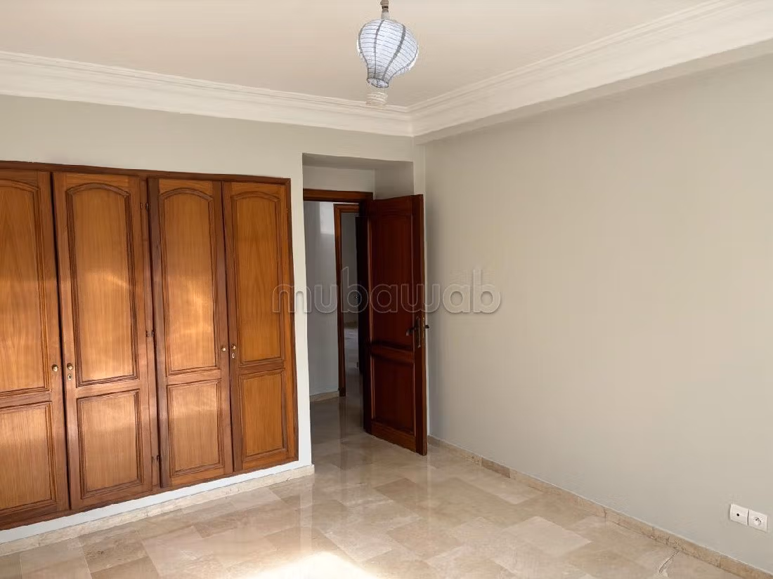 Bel appartement vide à racine