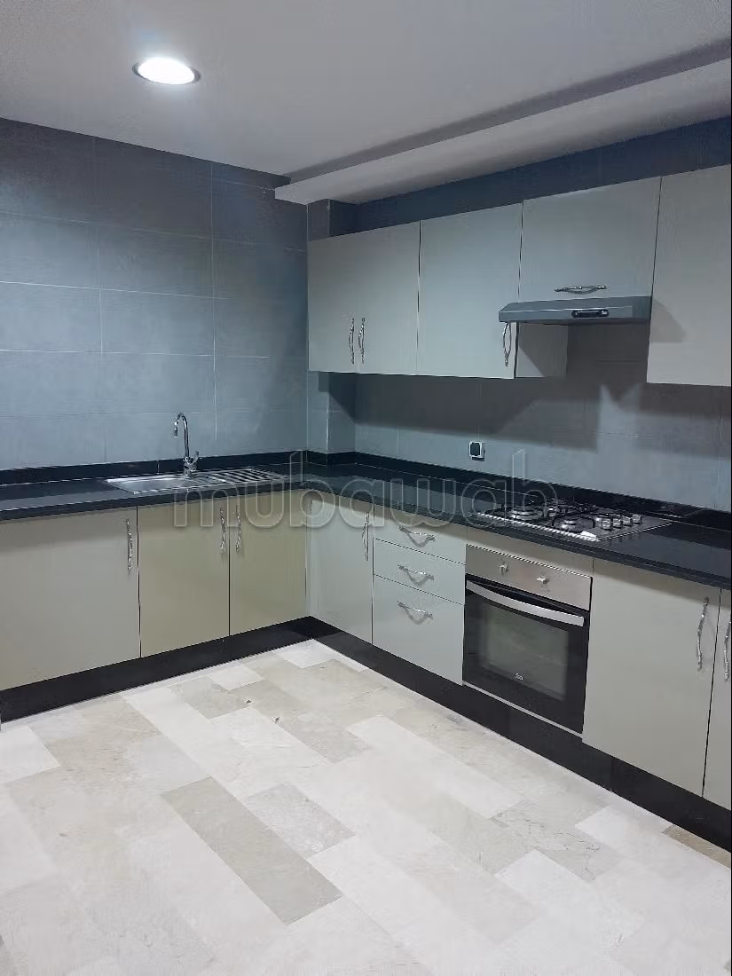 Appartamento in vendita a Champ de course. 5 ampi locali. Con ascensore e terrazzo. 