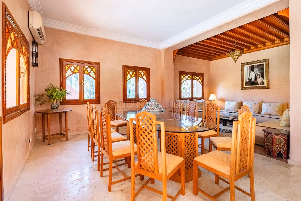 Esplendida villa en venta en Ennakhil Palmeraie. 16 dormitorios. Amueblado
