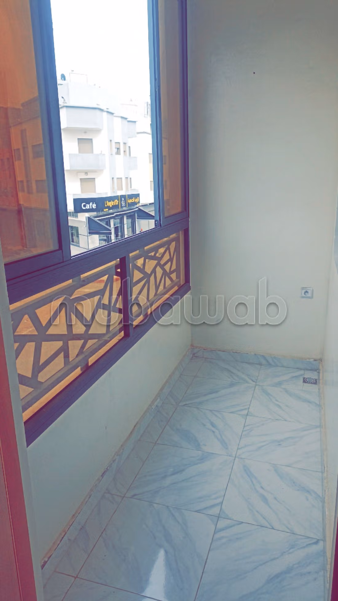 Vendita di un bell'appartamento a Sidi Abdellah. 2 camere. Porta blindata e finestre con doppi vetri. 