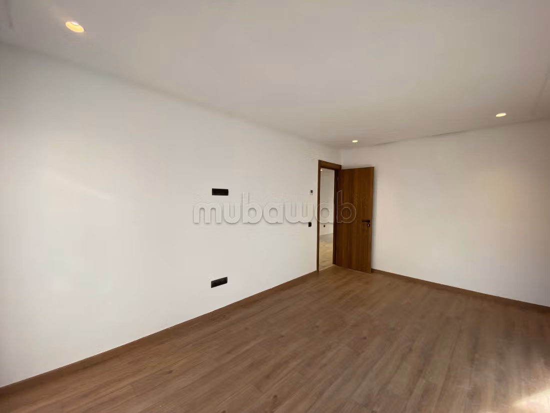 Te koop: appartementen in Oasis. 2 Kamers. Met terras en lift.