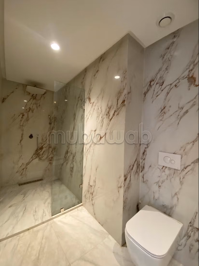 Te koop: appartementen in Oasis. 2 Kamers. Met terras en lift.