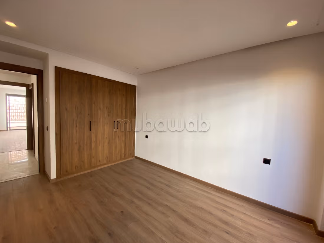 Te koop: appartementen in Oasis. 2 Kamers. Met terras en lift.