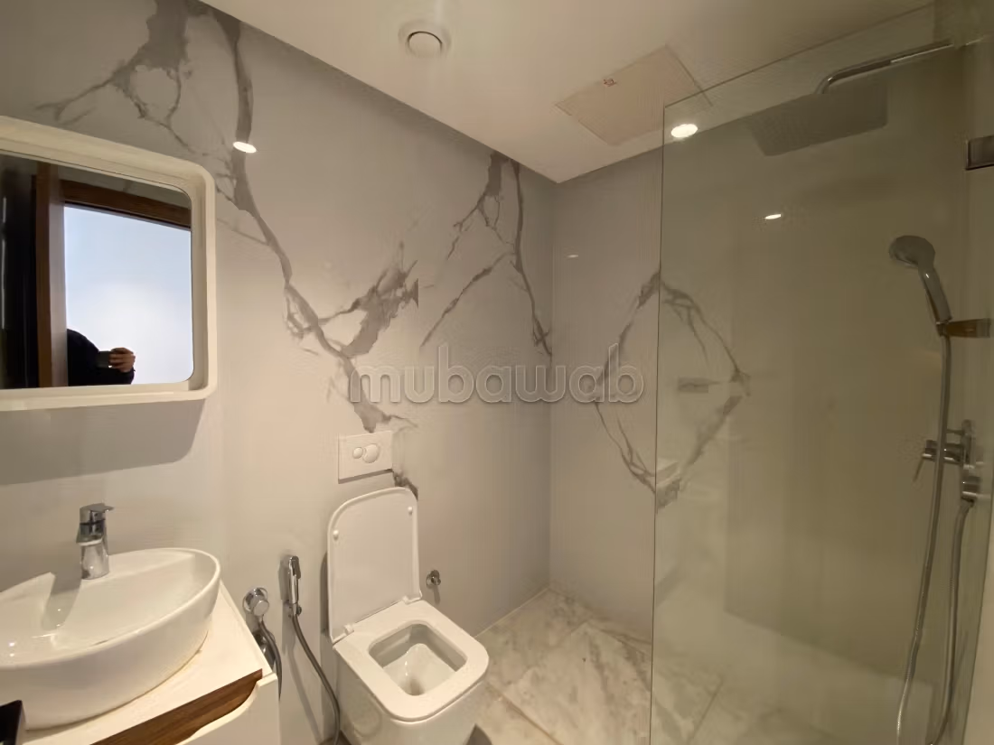 Te koop: appartementen in Oasis. 2 Kamers. Met terras en lift.