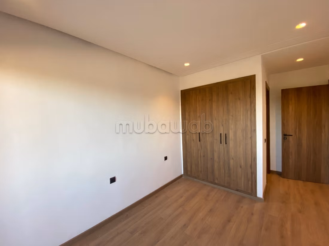 Te koop: appartementen in Oasis. 2 Kamers. Met terras en lift.