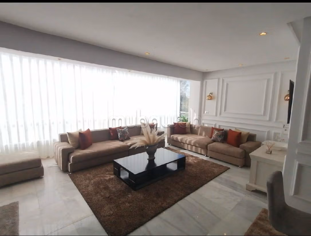 Appartementen om te huren. Oppervlakte 156 m². Open haard. 