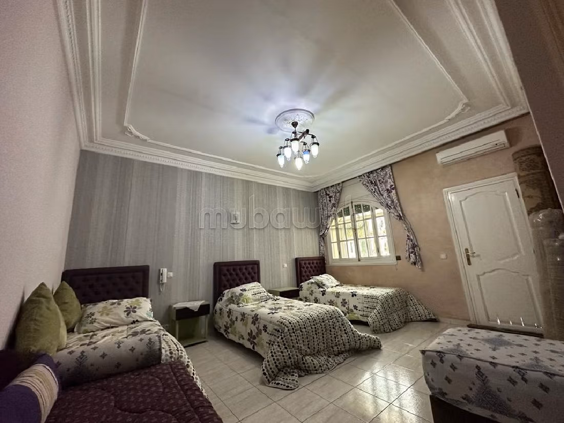 Villa de lujo en venta en Mandarona. 4 bonitas habitaciones. Espacio verde, balcón. 