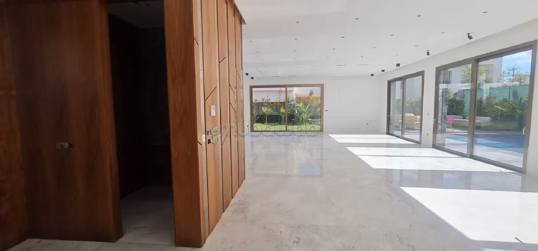 Nu huren: villa's en luxe woningen in Souissi. 7 Ruimtes. Traditionele woonkamer en verstevigde deur. 