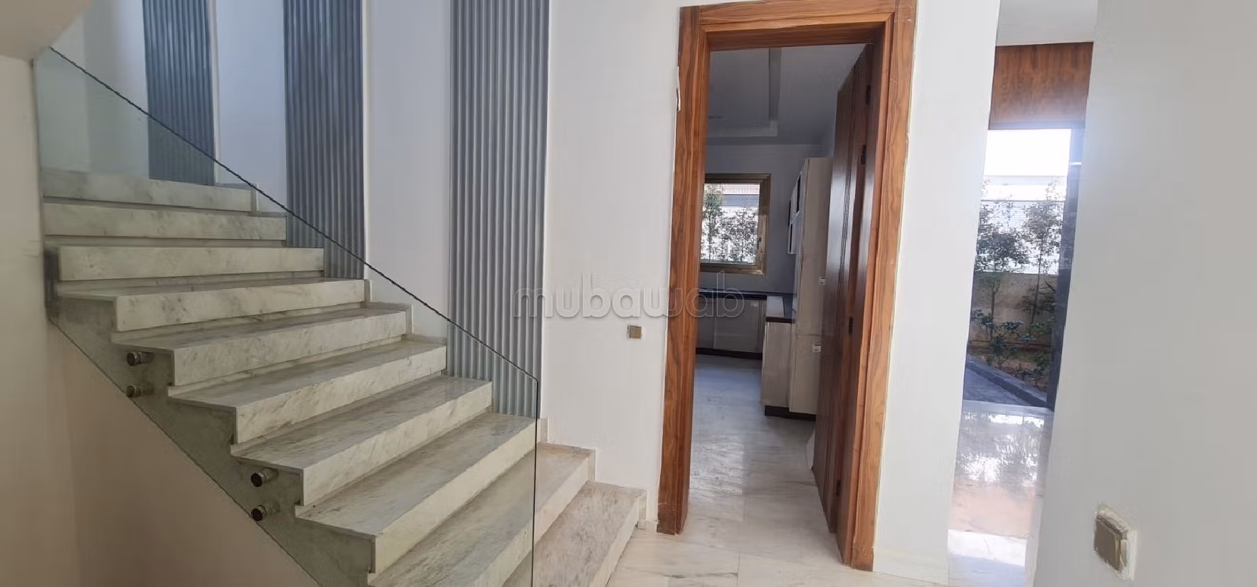 Nu huren: villa's en luxe woningen in Souissi. 7 Ruimtes. Traditionele woonkamer en verstevigde deur. 