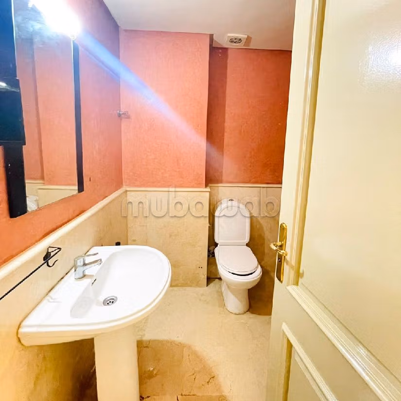 Piso en venta en Les princesses. 3 dormitorios. Conserje y aire condicionado. 