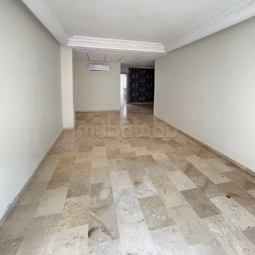 Piso en venta en Les princesses. 3 dormitorios. Conserje y aire condicionado. 