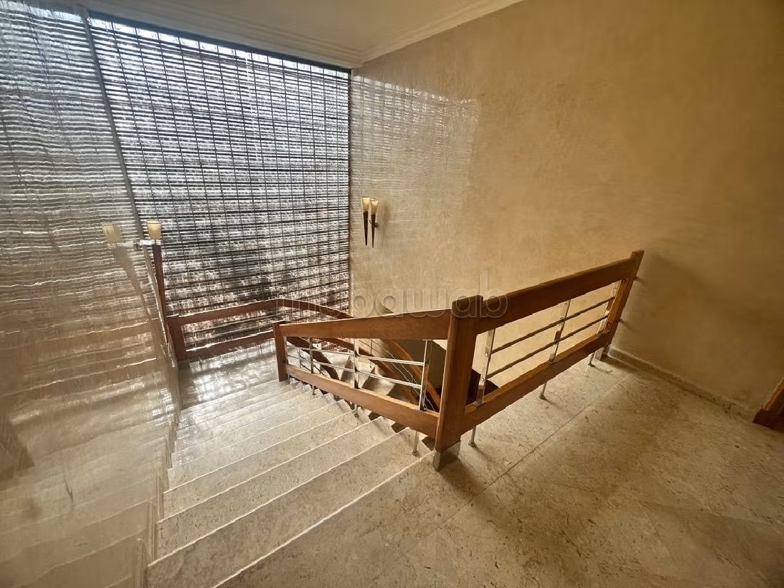 Fabulous villa for rent in Souissi. 7 comfortable rooms. Secured door, Secured neighbourhood.