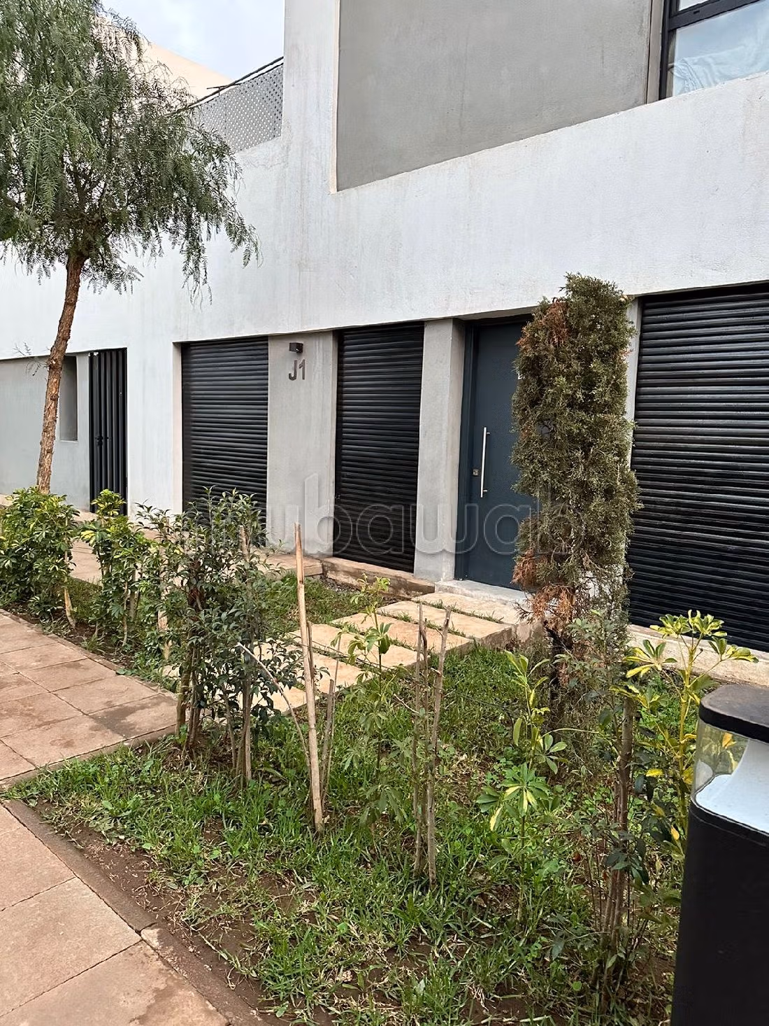 شقة للكراء ببوسكورة. 2 غرف ممتازة. موقف السيارات وشرفة. 