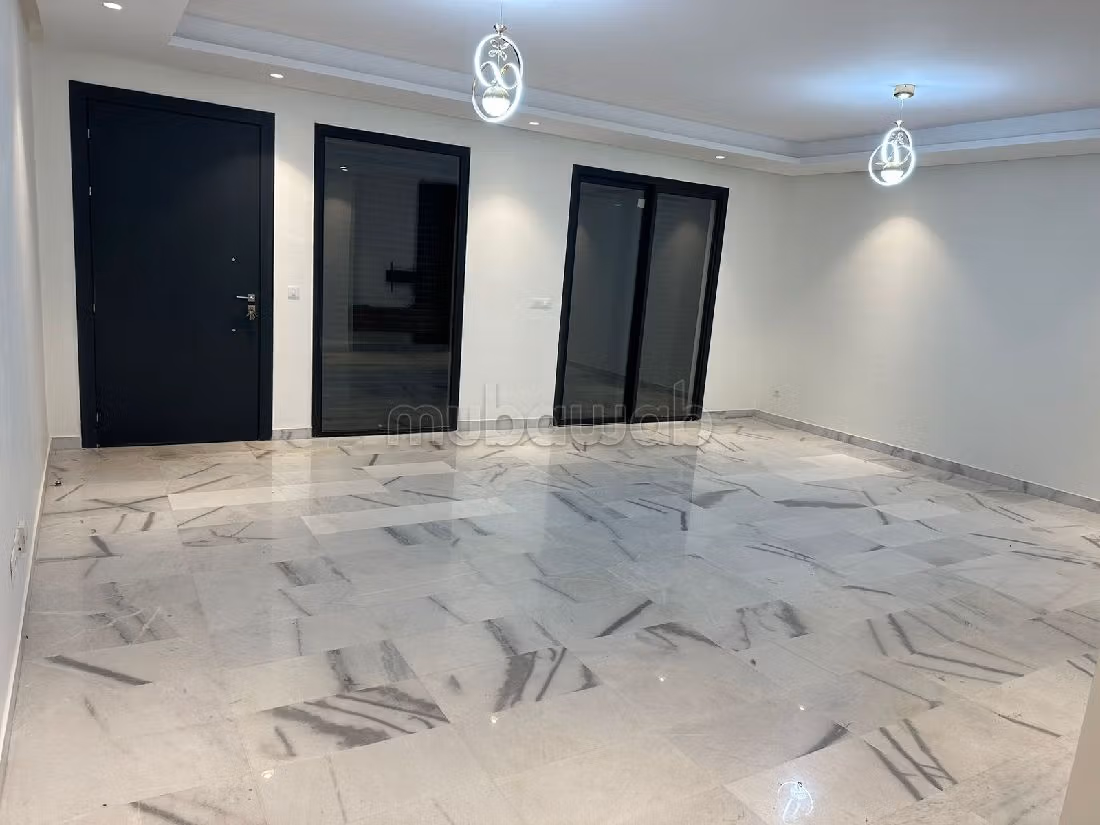 شقة للكراء ببوسكورة. 2 غرف ممتازة. موقف السيارات وشرفة. 