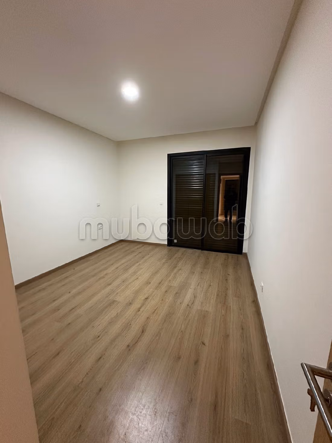 شقة للكراء ببوسكورة. 2 غرف ممتازة. موقف السيارات وشرفة. 