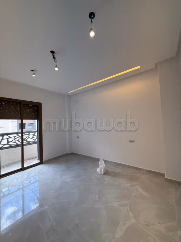 Vente d'un bel appartement à Martil. 2 belles chambres. Jardin et terrasse