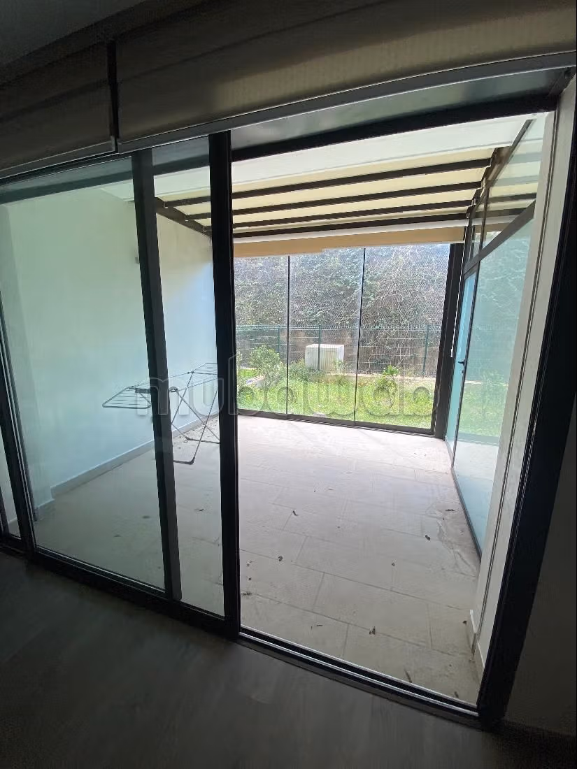 Se vende piso en Ain Diab Extension. Área total 229 m². Jardín privado.