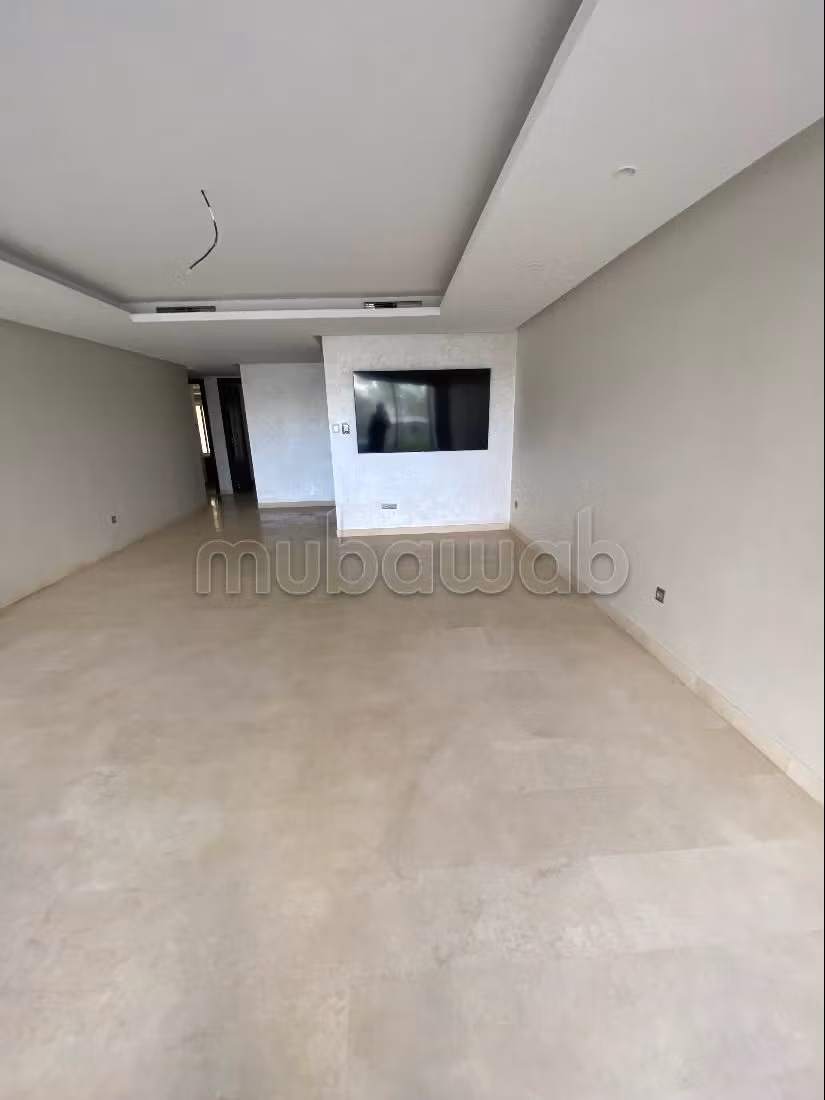 Se vende piso en Ain Diab Extension. Área total 229 m². Jardín privado.